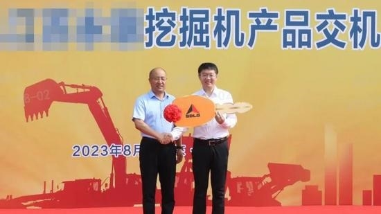 山东临工与江苏集团举行挖掘机交机仪式 深化战略合作关系-北斗天枢精创有限公司(图3)